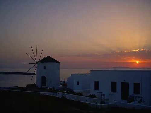 Oia et ses belvédères au coucher du soleil