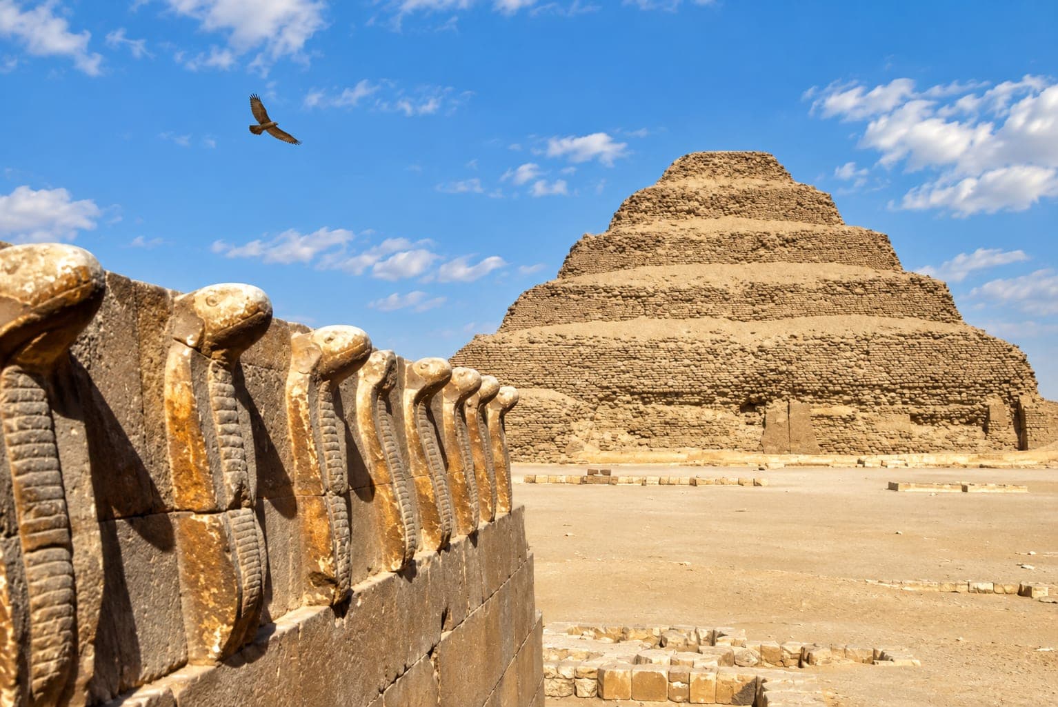 Die Stufenpyramide des Djoser in Sakkara, sechs gestapelte Terrassen aus hellem Kalkstein